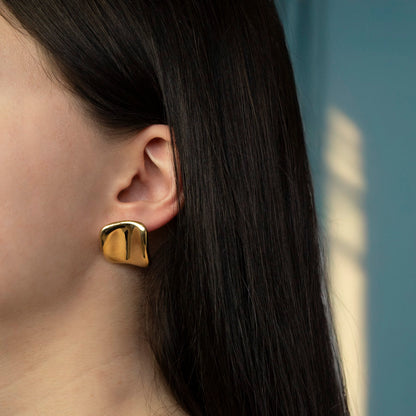 Gouden oorbellen minimalistisch, elegant en tijdloos. Oorbellen gedragen dor model.