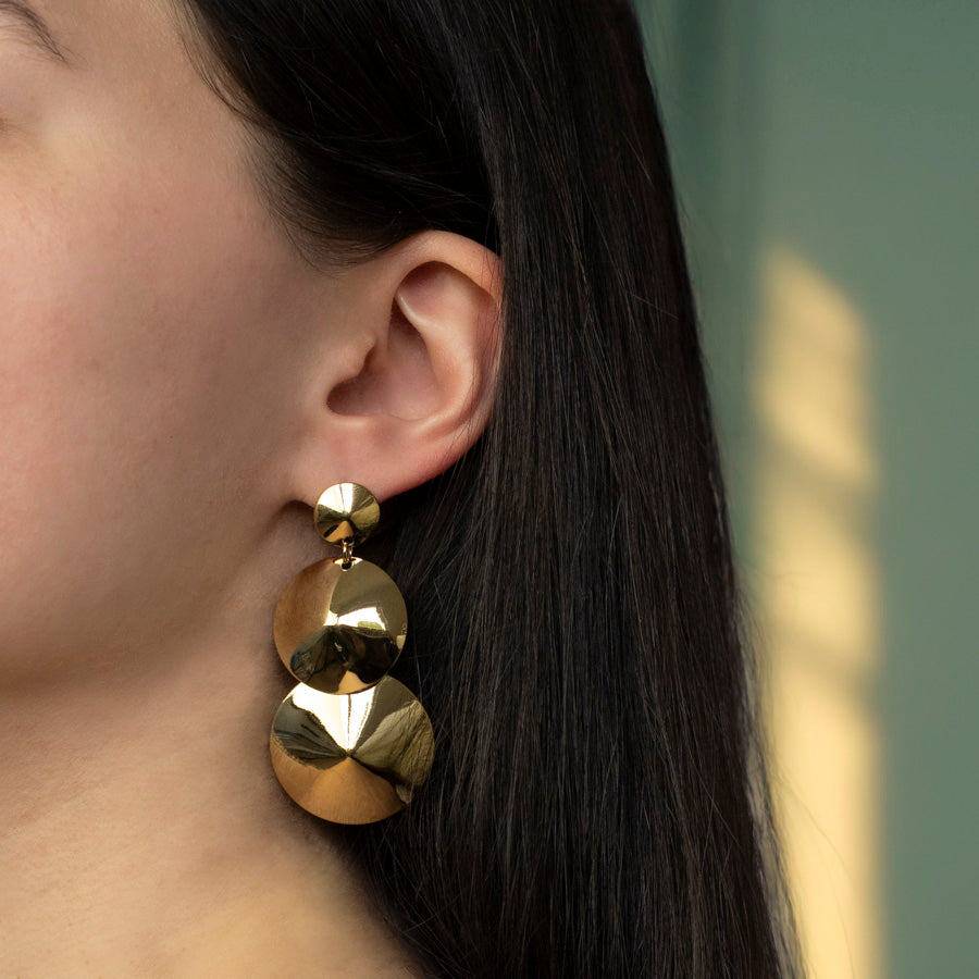 Iconische grote oorbellen goudkleurig gedragen door model