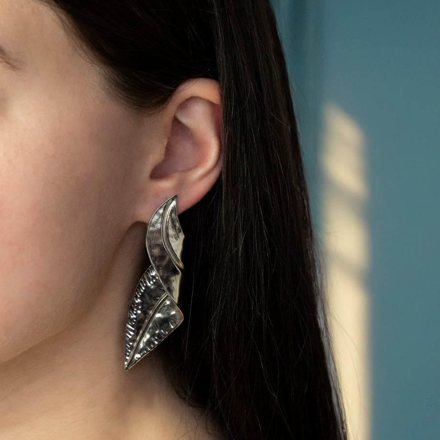 Lichte oorbellen die minimalistisch zijn maar wel opvallen gedragen door model