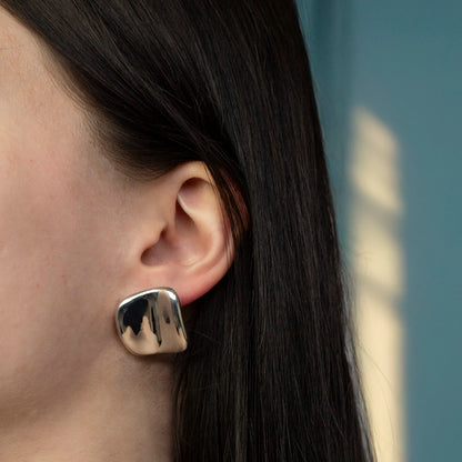 Zilveren oorbellen gedragen door model, gemaakt van roestvrij staal