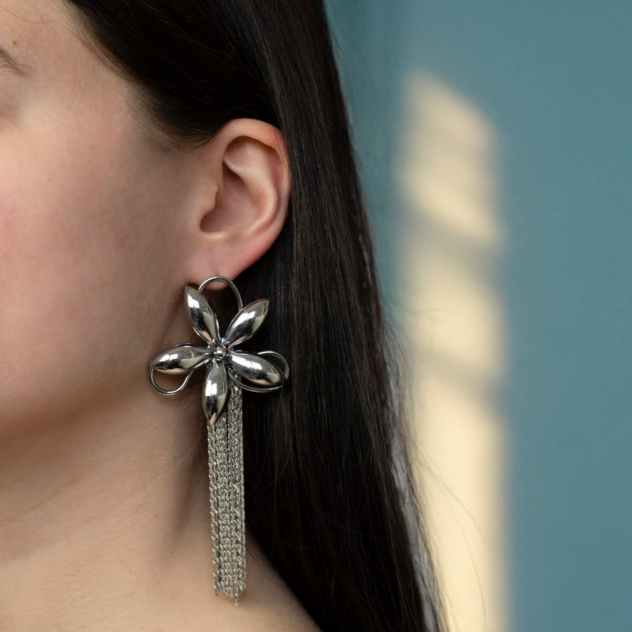 Festival oorbellen gedragen door model