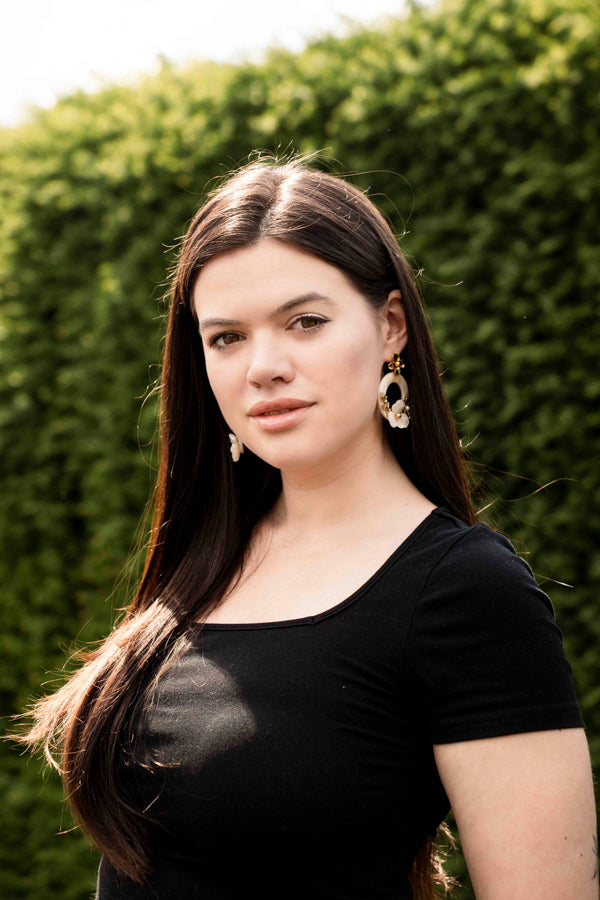 Oorbellen gedragen door model