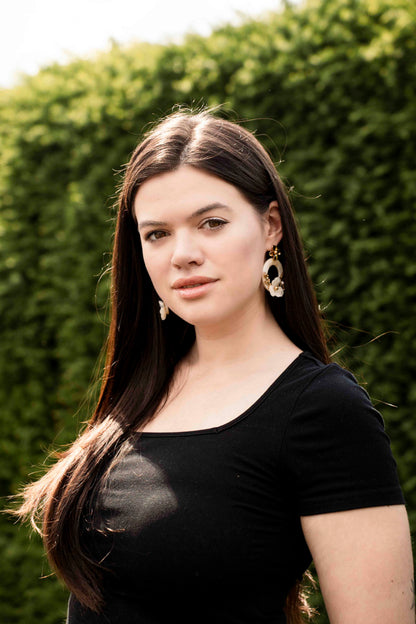 Oorbellen gedragen door model