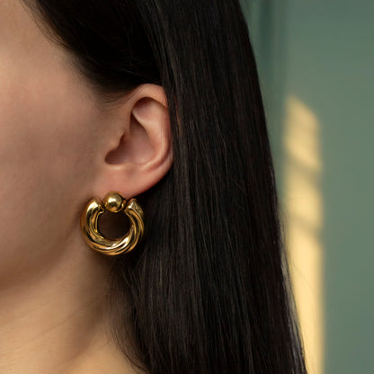 Oorbellen in het goud gemaakt van stainless steel gedragen door model