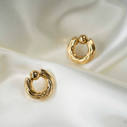 minimalistische oorbellen die tijdloos en elegant zijn in het goud