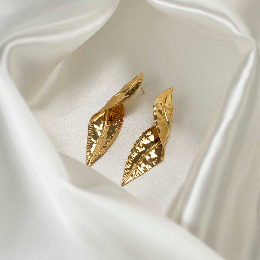 Goudkleurige oorbellen die elegant en tijdloos zijn