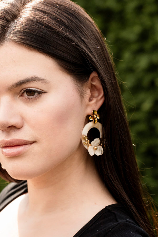 Oorbellen die origineel zijn gedragen door model 