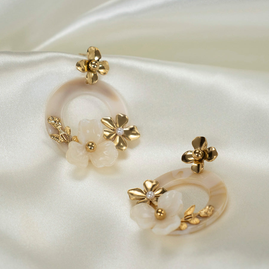 Oorbellen met bloemen in een hoepel vorm. 