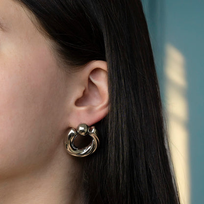 Roestvrij staal oorbellen van goede kwaliteit, minimalistisch en elegant in het zilver gedragen door model.