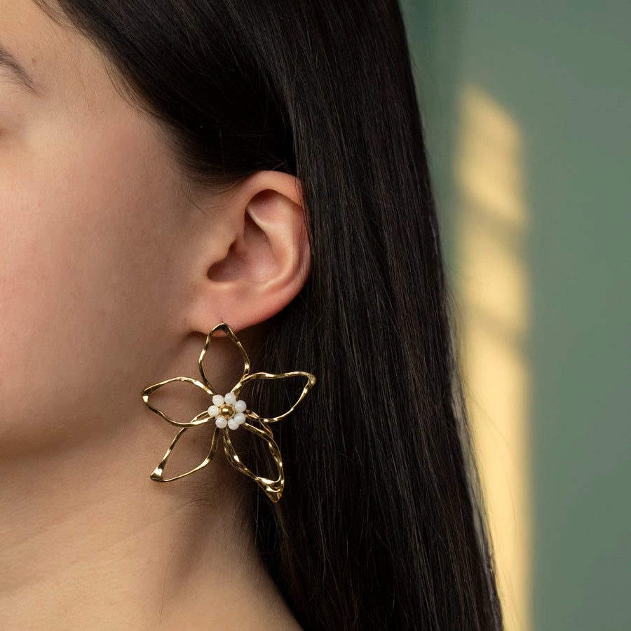 Gouden oorbellen van stainless steel gedragen door model