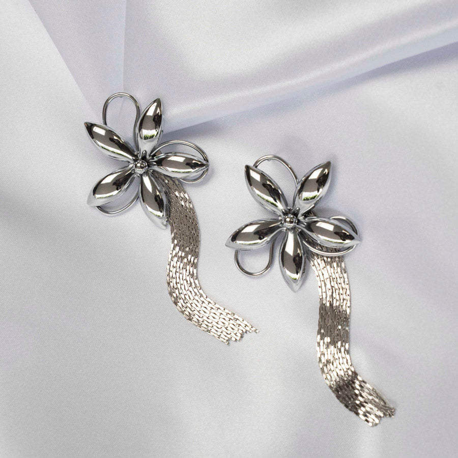 Oorbellen in de kleur zilver met een grote bloem ideaal voor festivals
